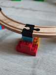 Uchwyty do połączenia torów drewnianych z klockami LEGO Duplo