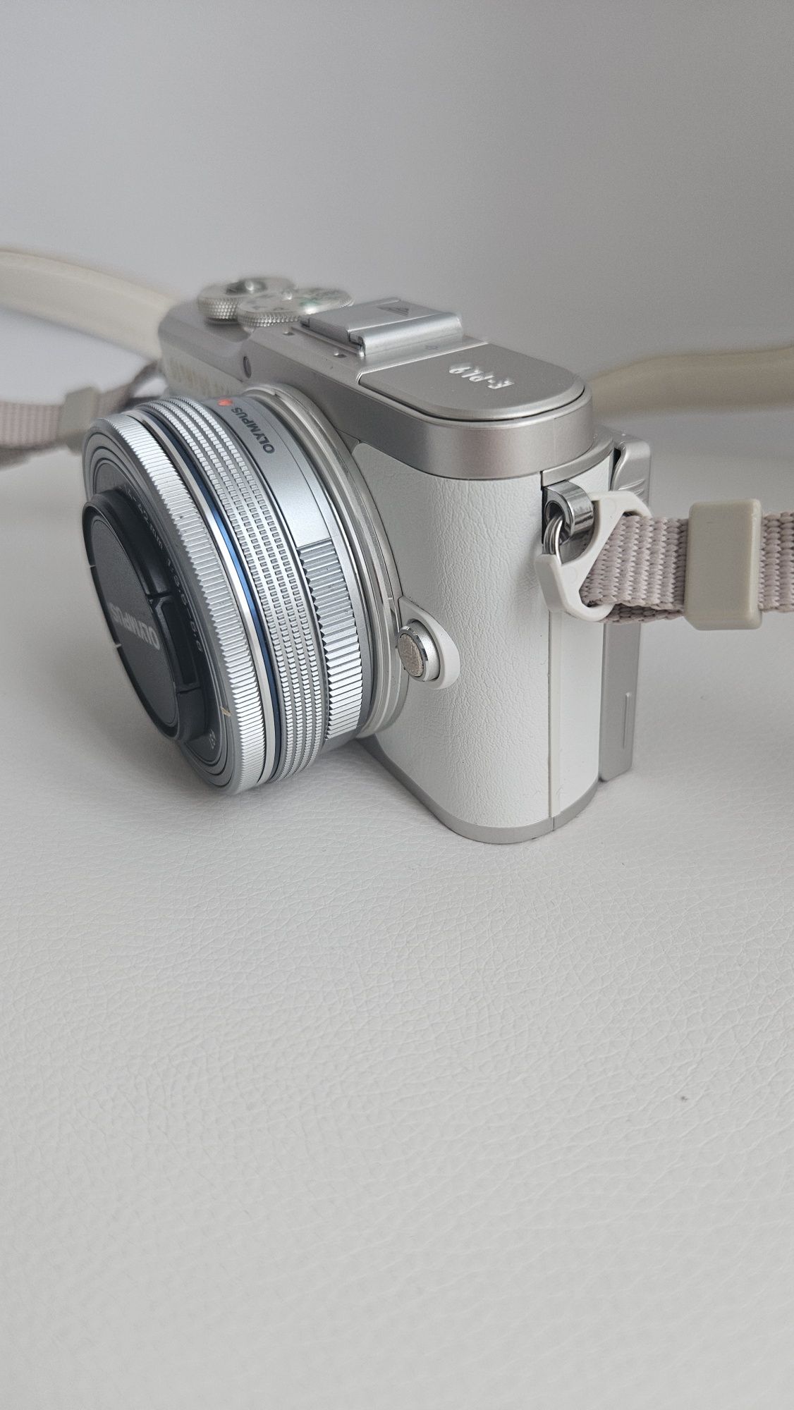 Olympus Pen E-PL9 z obiektywem 14-42