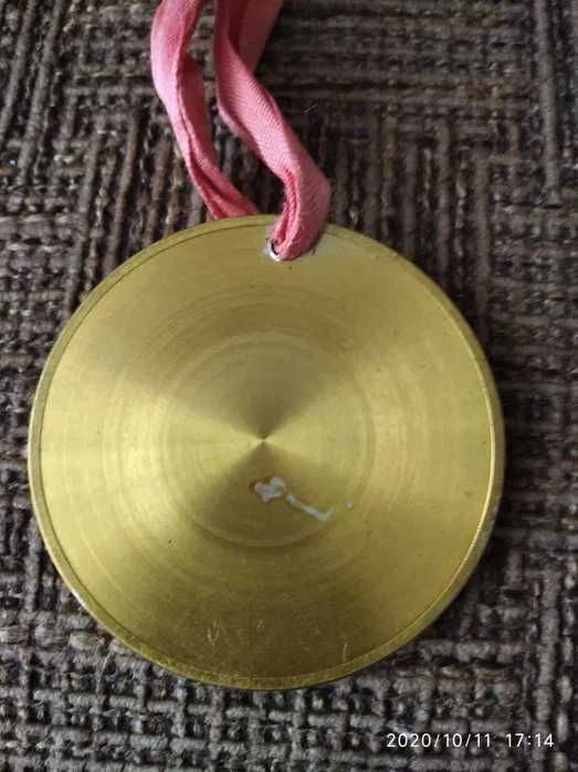 Игрушечная медаль отличника для школьника советская