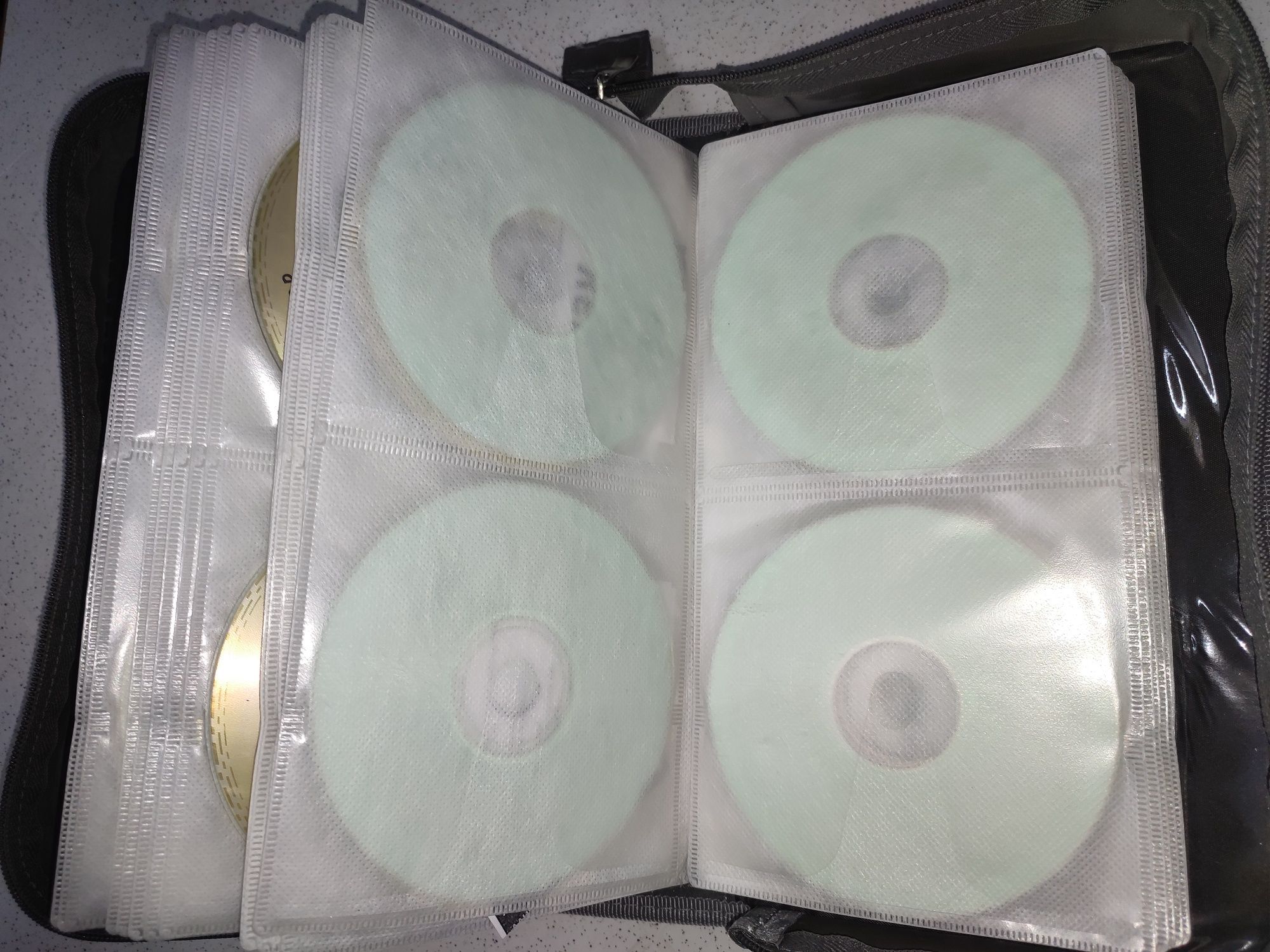 Кейс сумка холдер на 136 CD/DVD дисков. Б/у.