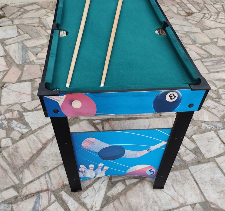 Mesa pequena de snuker com dois tacos