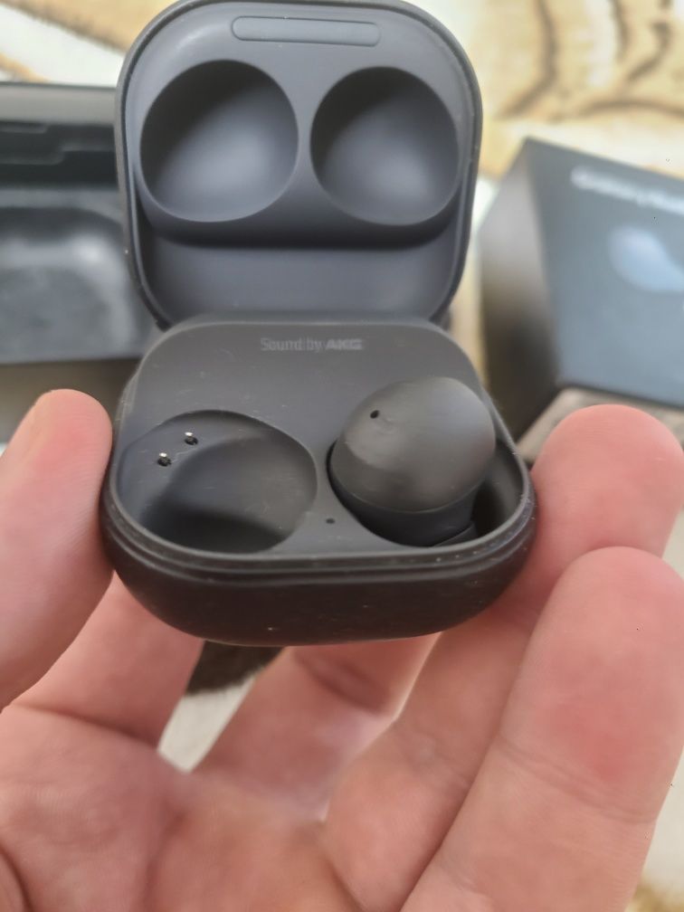 Продам кейс та правий навушник Galaxy buds2 Pro