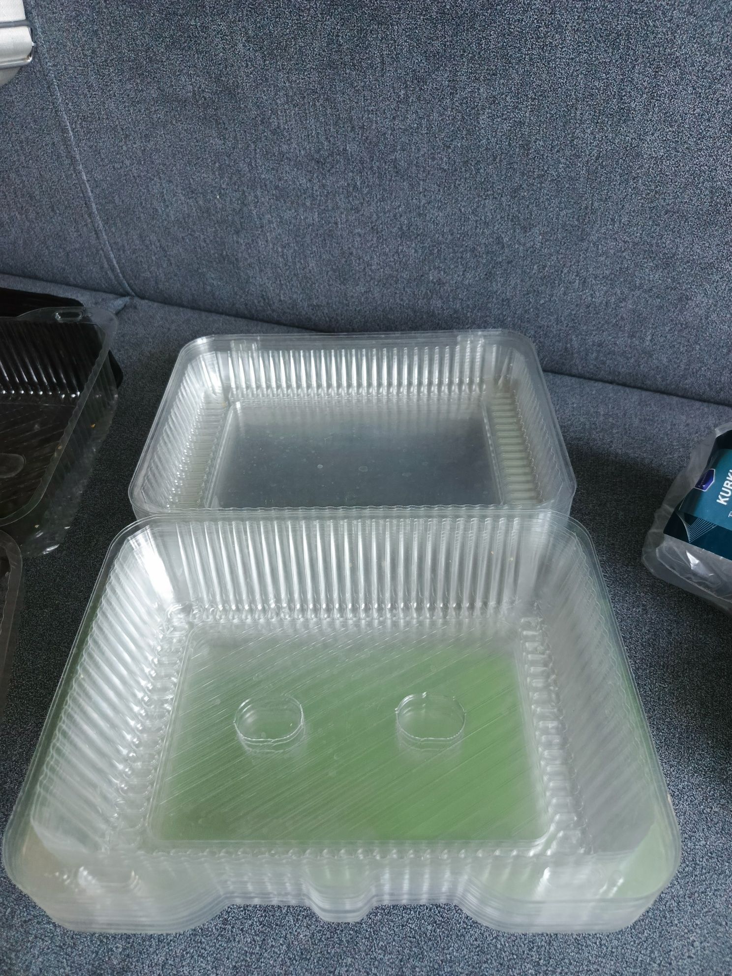 Zestaw plastikowych pojemników na żywność, kubków + drewniane sztućce