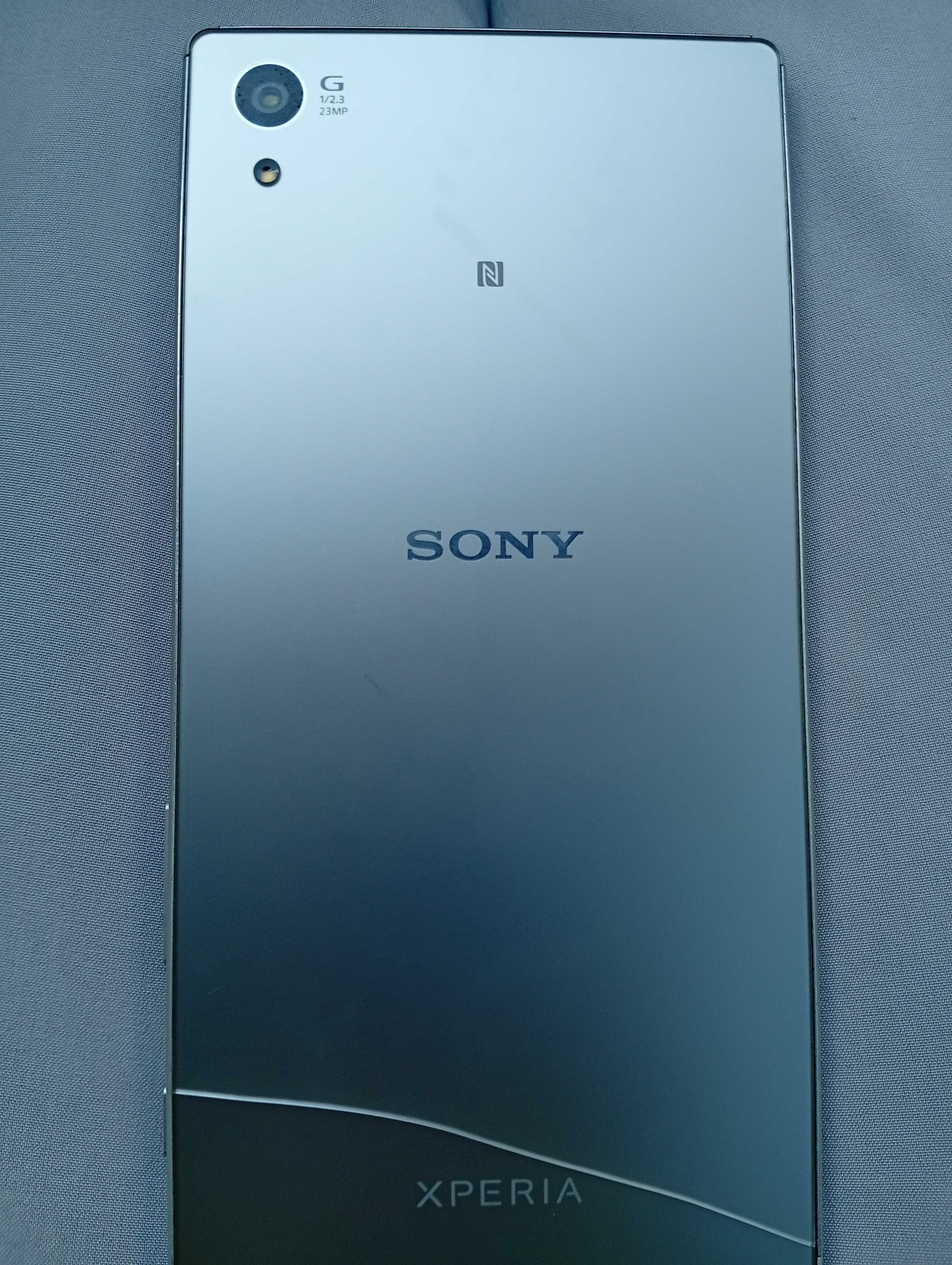 Смартфон Sony E6633