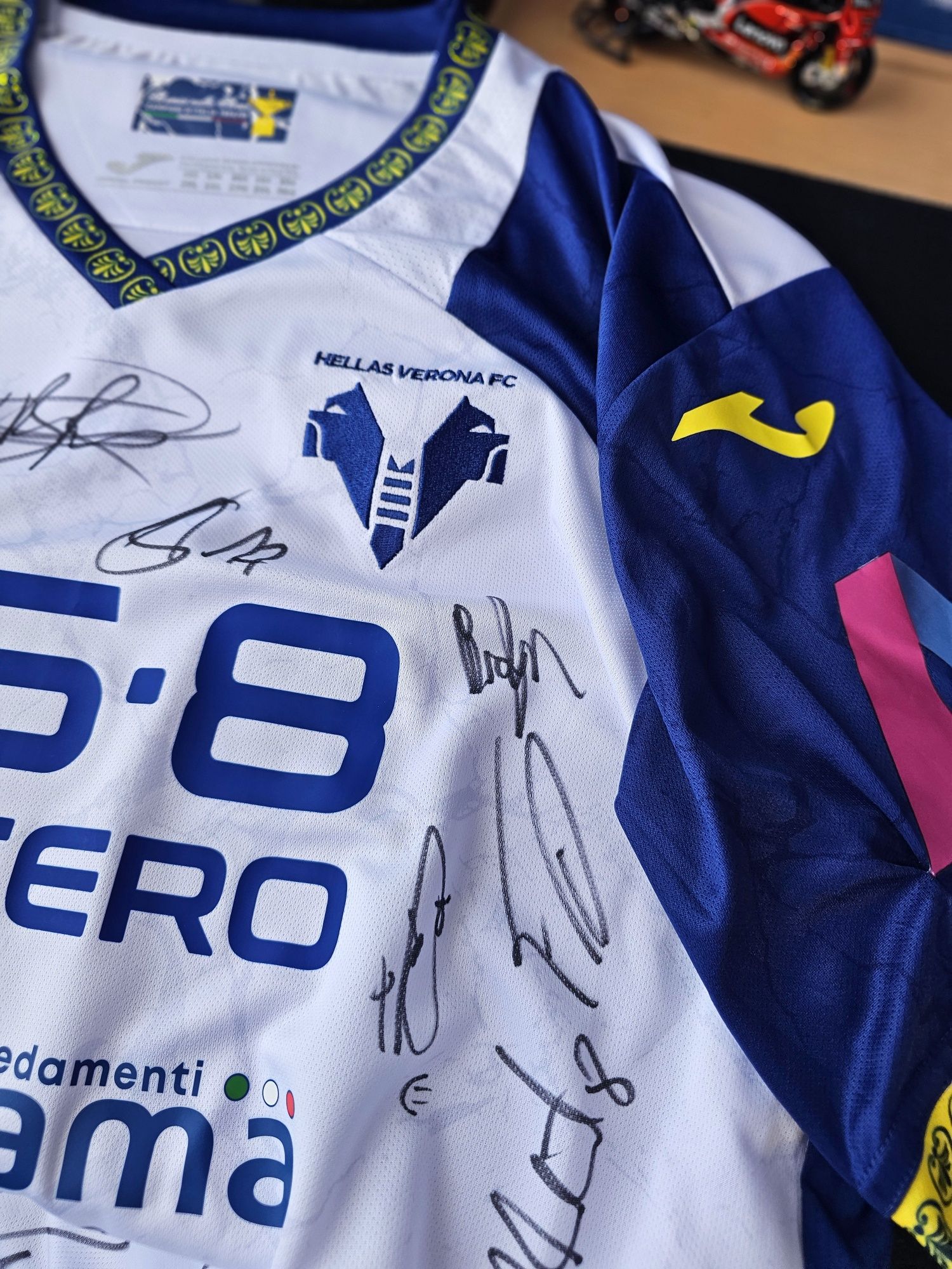 Camisola oficial Hellas Verona assinada por toda a equipa