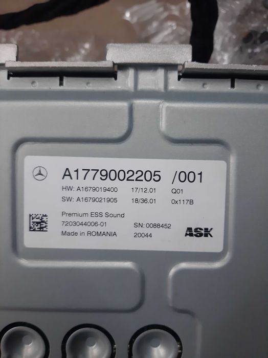 Усилитель  и сабуфер оригинал.  Мерседес