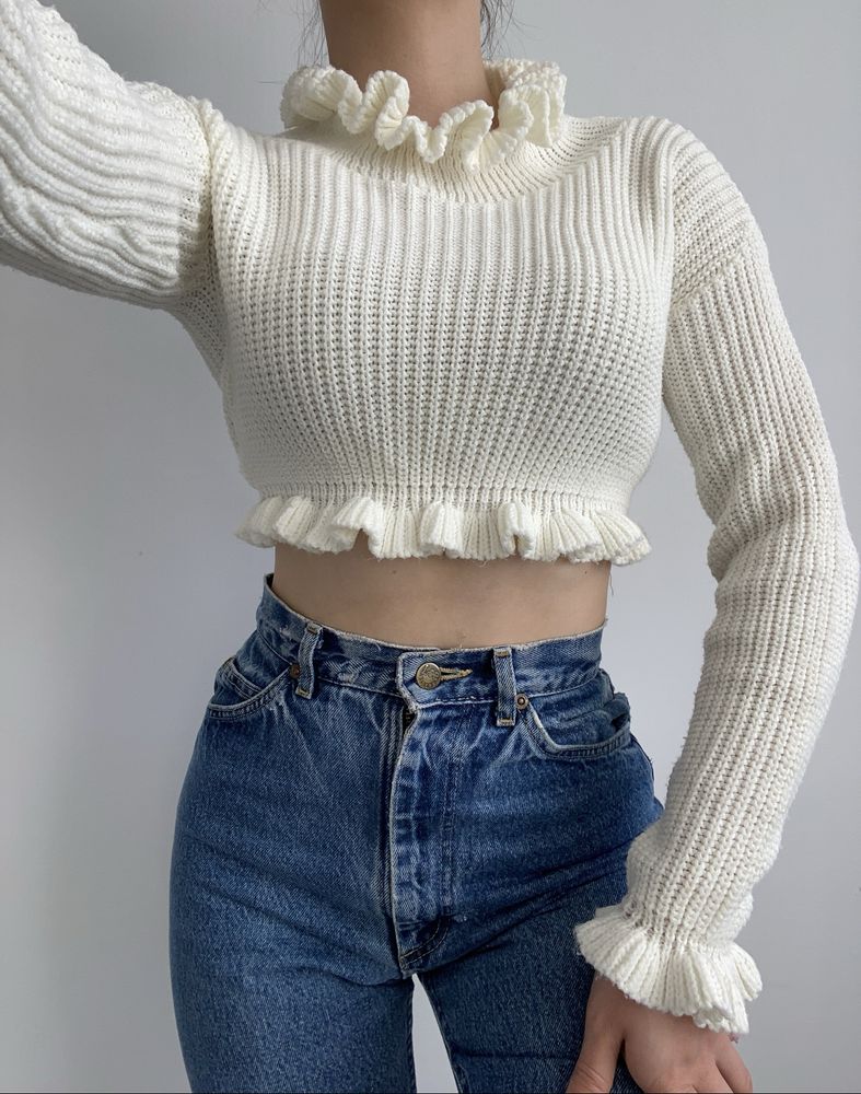 Sweter o krótkim kroju z długimi rękawami