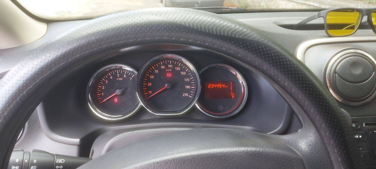 Автомобіль дачія логан
