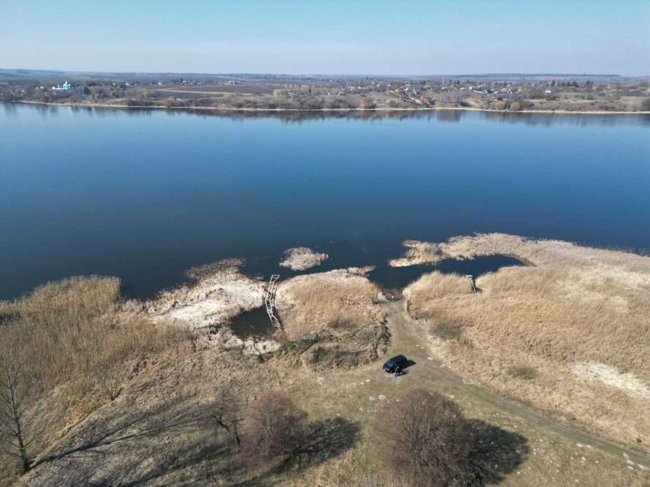 Продається  земельна ділянка у Хрінниках на березі Водосховища.