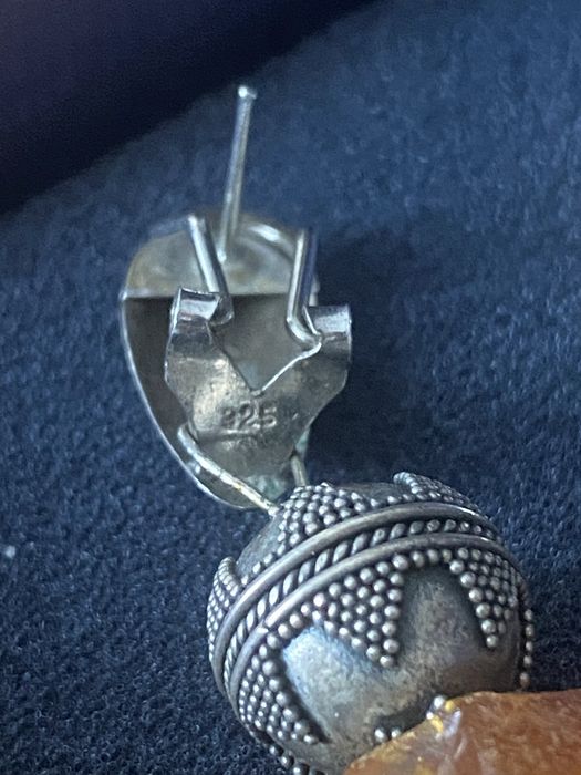 Nietuzinkowe srebrne kolczyki z bursztynem - próba 925