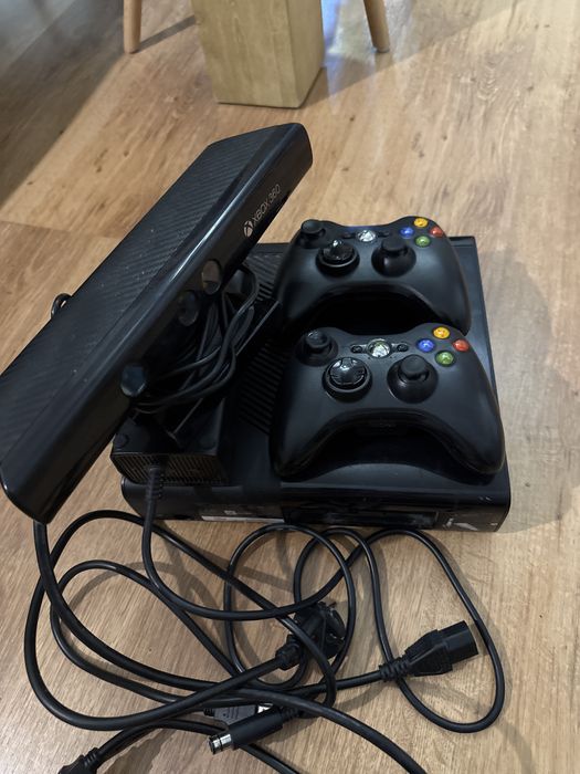 Xbox 360 E+ 2x pad bezprzewodowy + Kinect