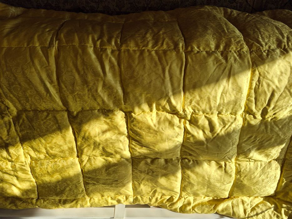 ekskluzywna kołdra puchowa z adamaszku róż ze złotożółtym 150x200cm