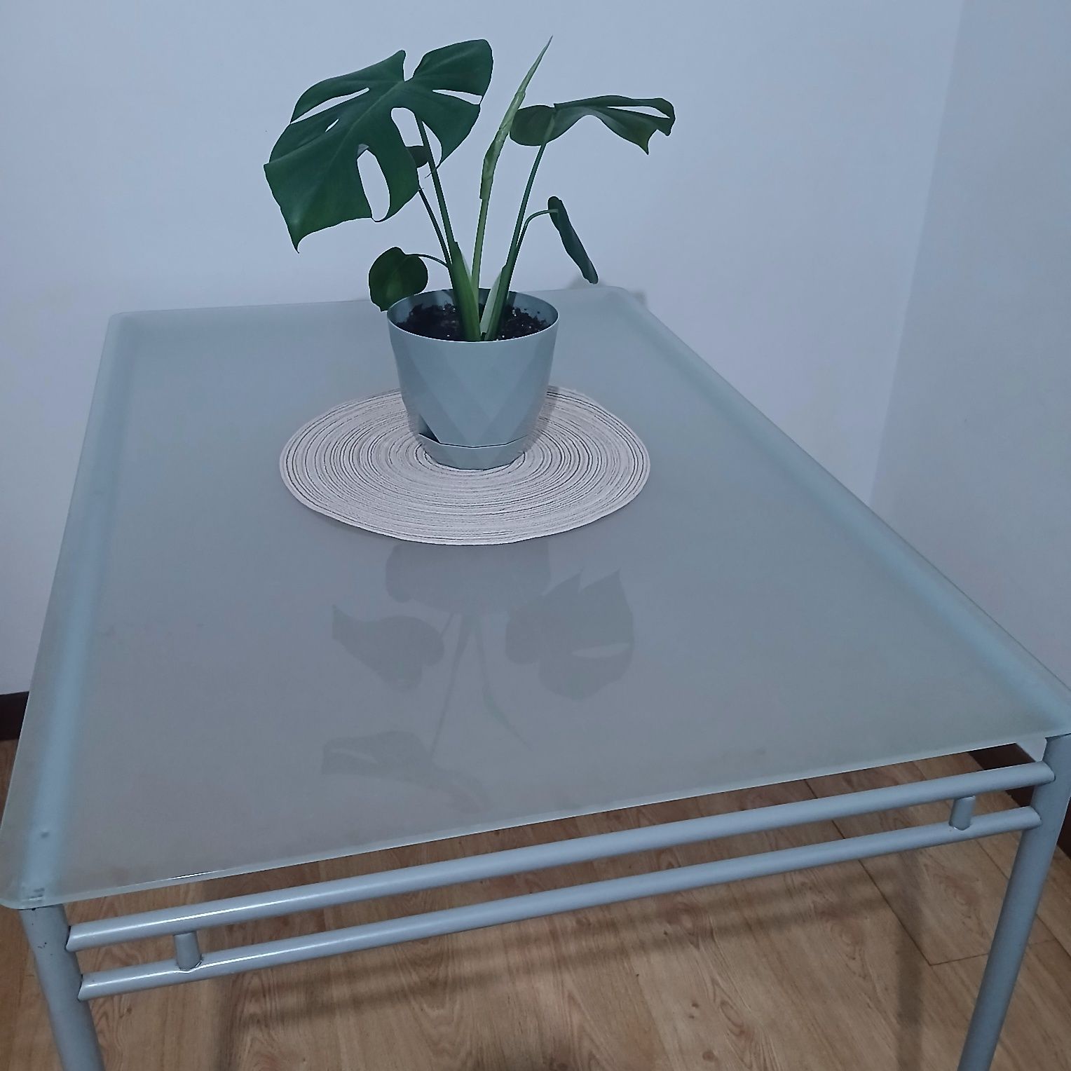Vende-se uma mesa de vidro