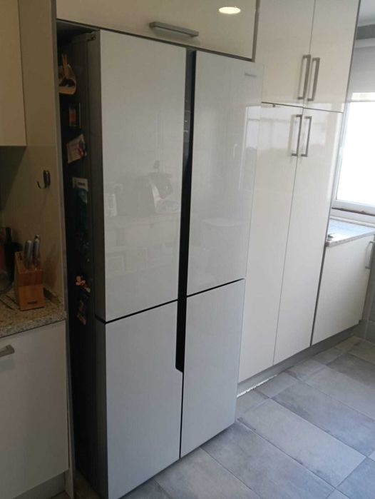 Frigorífico HISENSE RQ562N4GW1 cinza-branco (9 anos, com avaria)