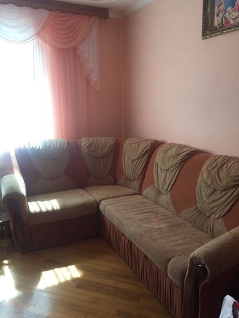 Кутовий диван для вітальні