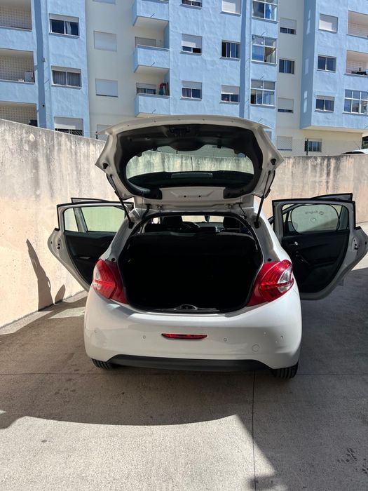 Carro bem conservado Peugeot 208