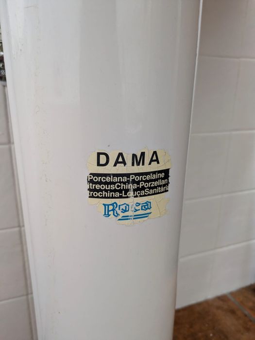 Lavatório wc em porcelana da marca Dama Roca com coluna de apoio