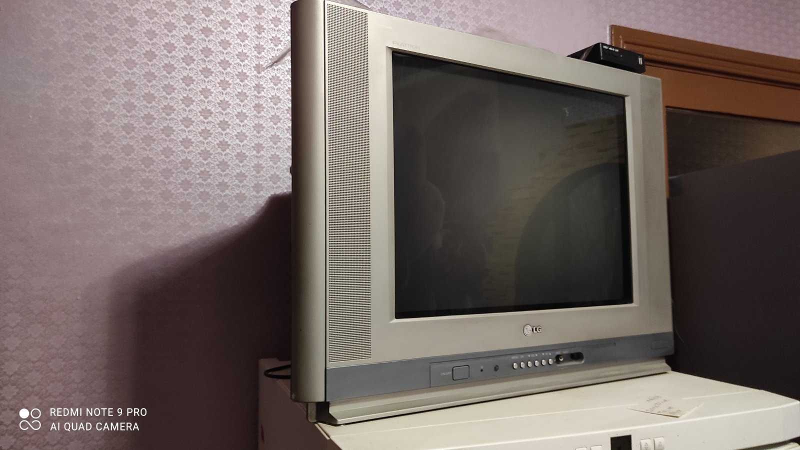 Телевизор LG . диаг. 54 см , можно с приставкой Т2