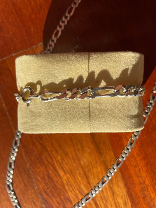 Várias jóias com diferentes preços