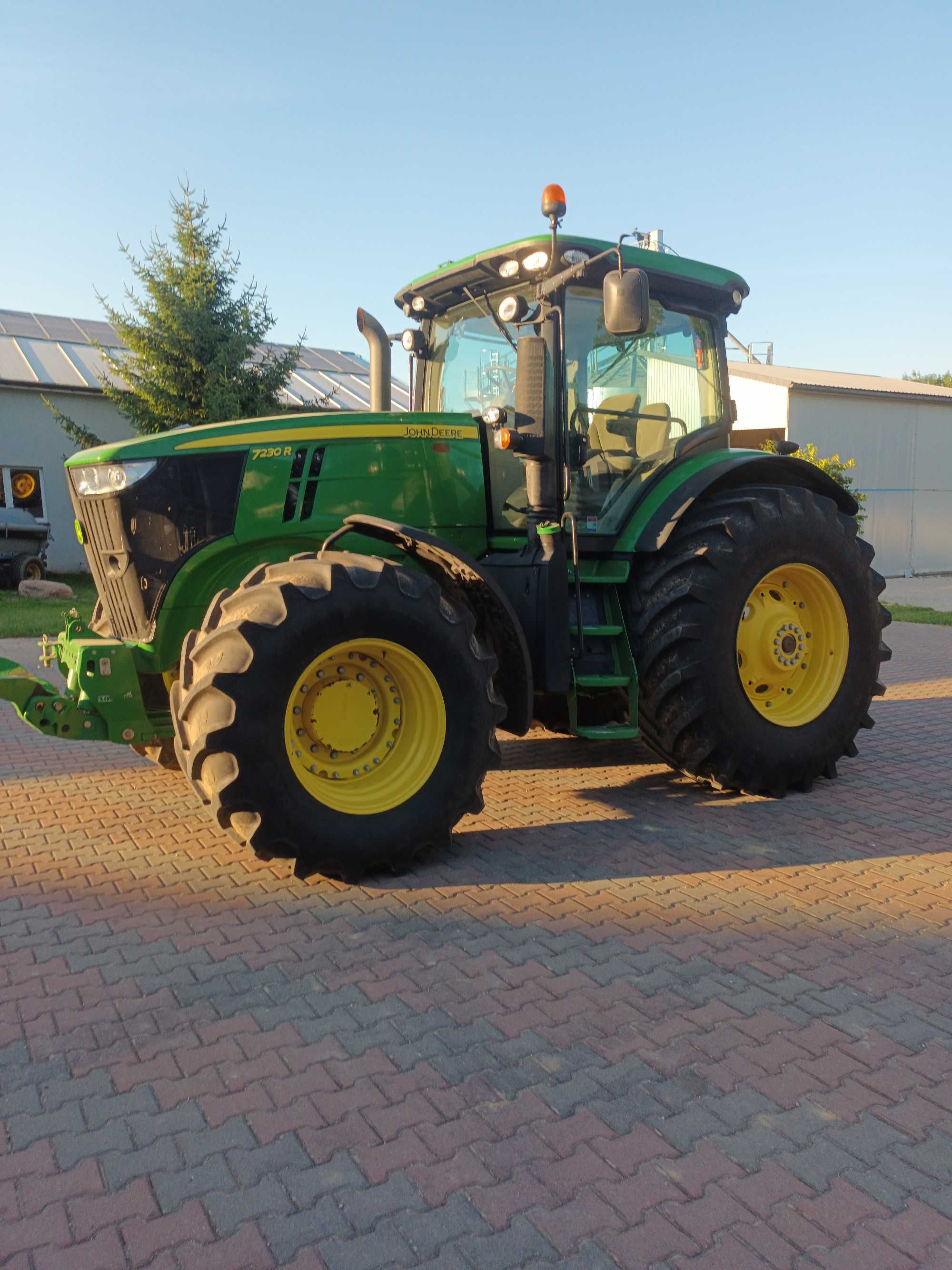 John Deere 7230R Command Quad