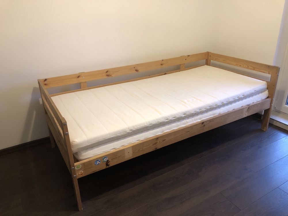 Łóżko pojedyńcze drewniane z 2 materacami