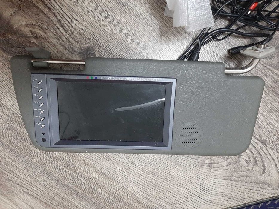 Автомобільний сонцезахисний козирок з телевізором.