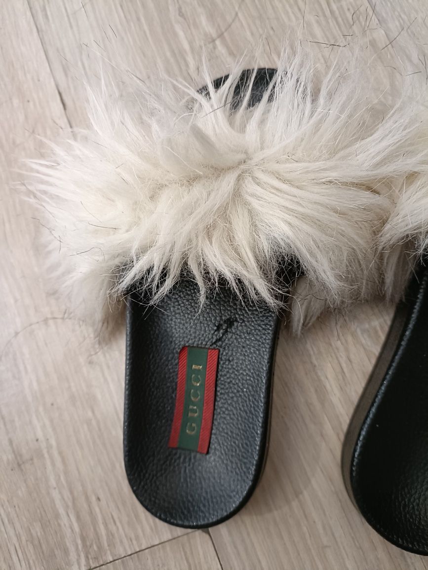 Włochate kremowe klapki Gucci