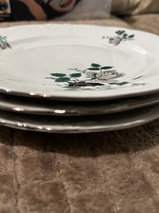 Trzy duże plaskie talerze