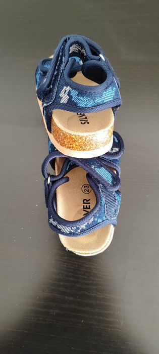 Sandálias para criança, novas.