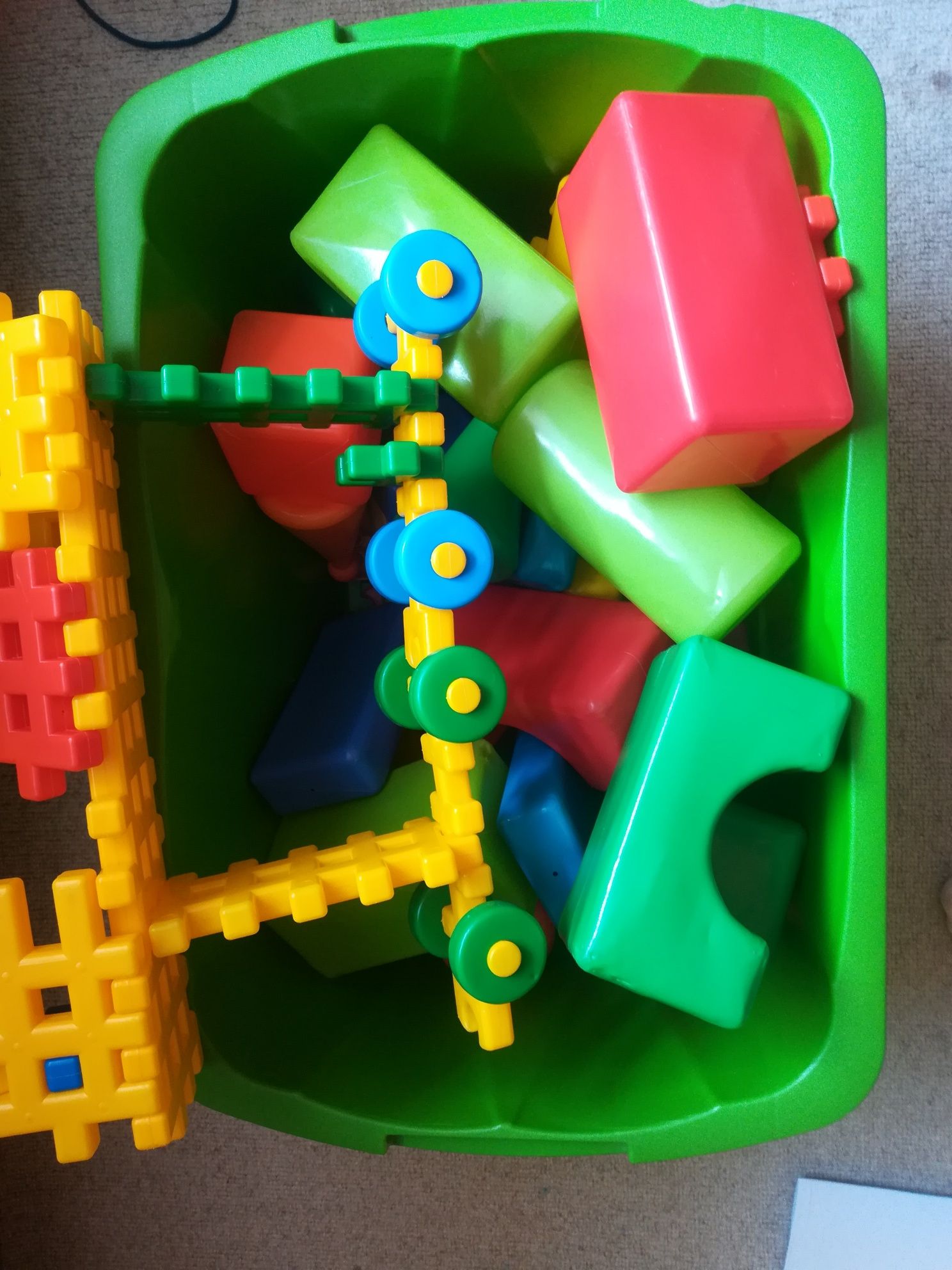Klocki plastikowe oraz wafle.