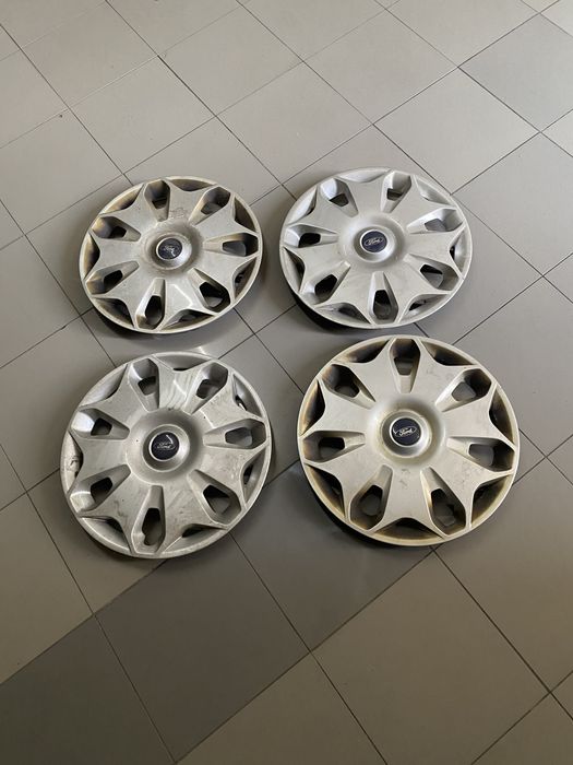 3 Rodas de ferro com pneus e  4 Tampões Ford originais