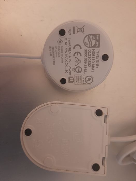 Ładowarki indukcyjne Philips do szczoteczk do zębów.
