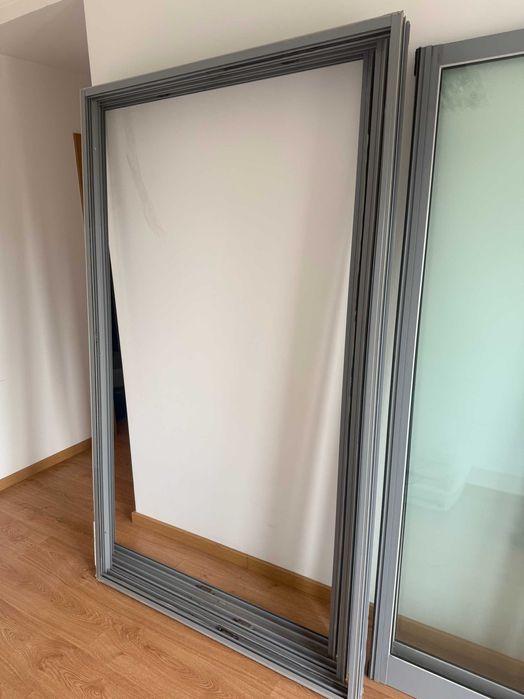 Porta/Janela de alumínio cinza claro com abertura de correr e aro