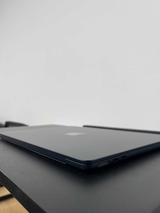 Macbook Air 2022  (M2/8gb/256 ssd)