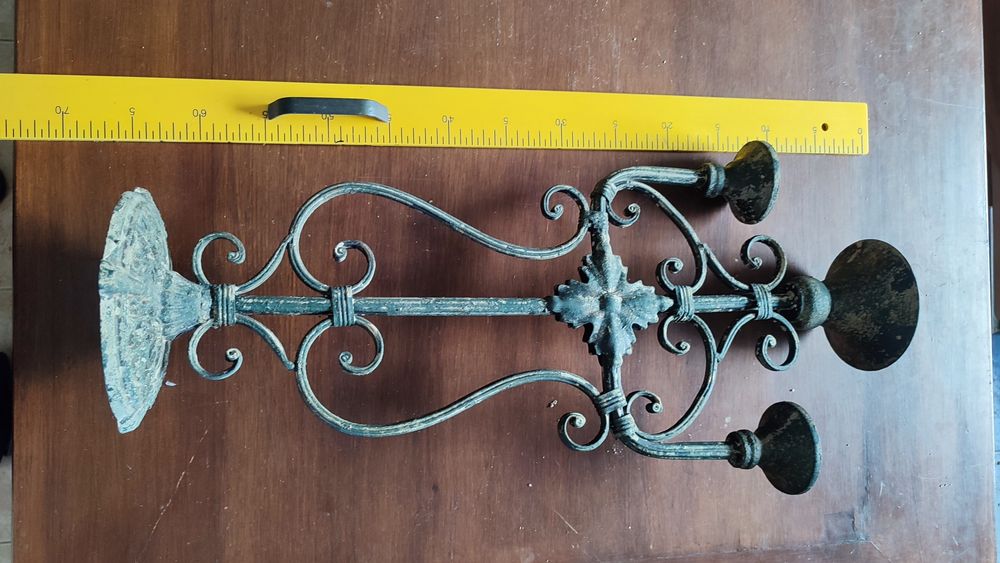 Castiçal em ferro forjado com suporte 3 velas todo trabalhado  60cm