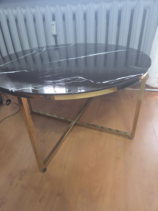 Stolik Kawowy polacznei czerni że złotymi nuzkami