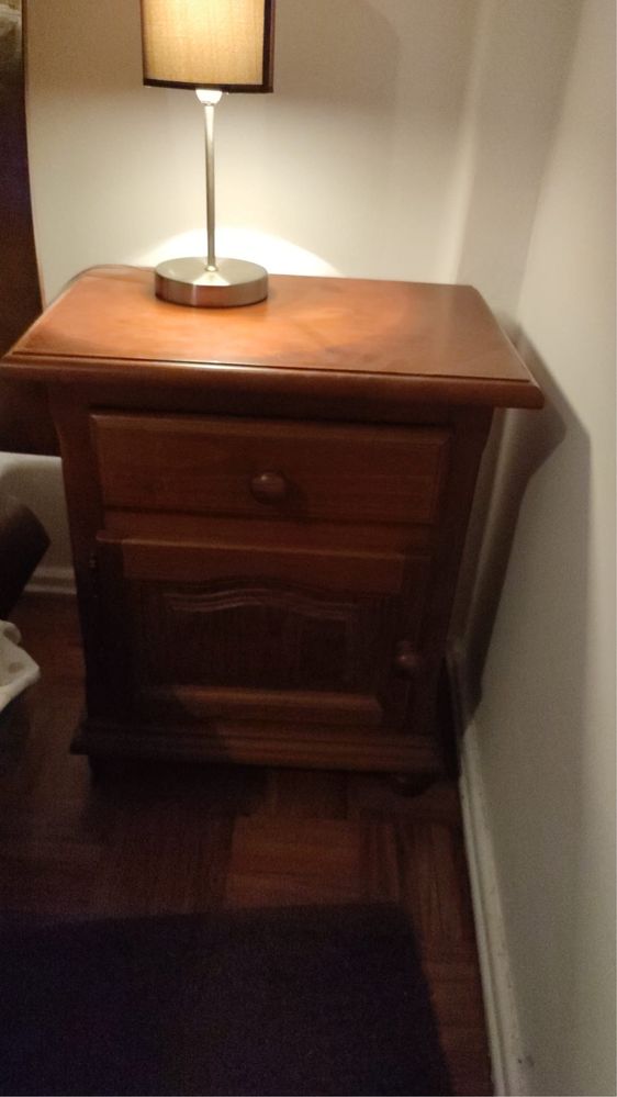 Conjunto de cama + 2 mesas de cabeceira – Bom estado
