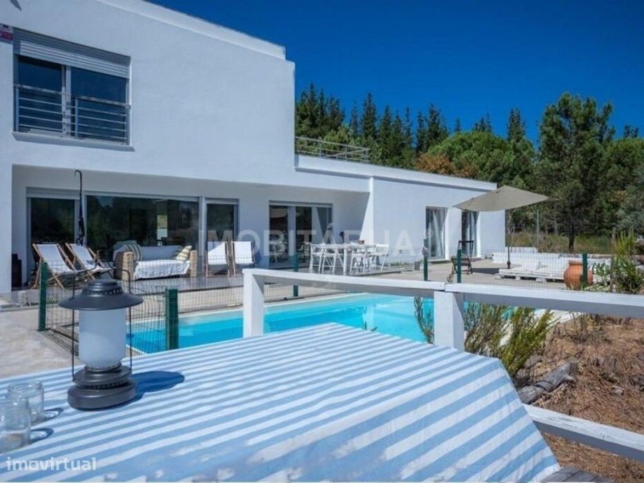 Casa de família com quatro quartos, arquitetonicamente concebida, s...