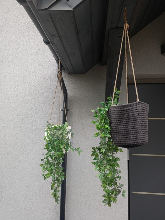 Wiszące doniczki z kwiatami