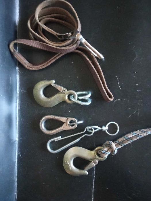 Поводок  с надёжным карабином. Карабины для большой собаки.