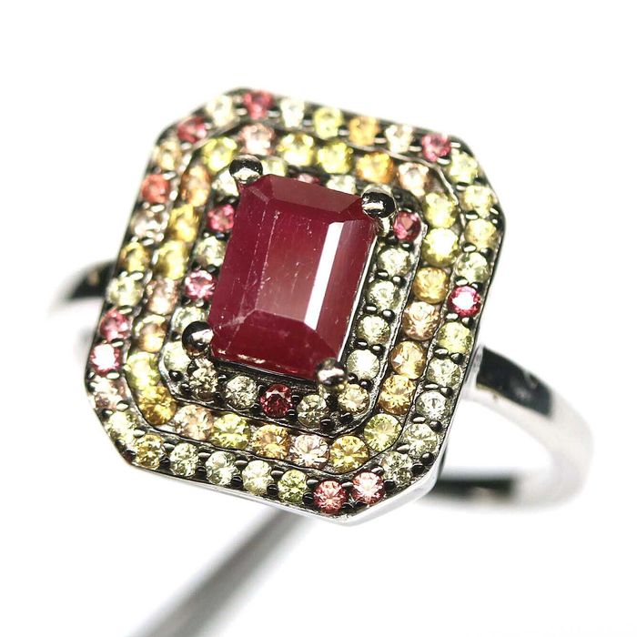 Серебряное кольцо 925 пробы с рубином и цветным сапфиром. Р.19.25