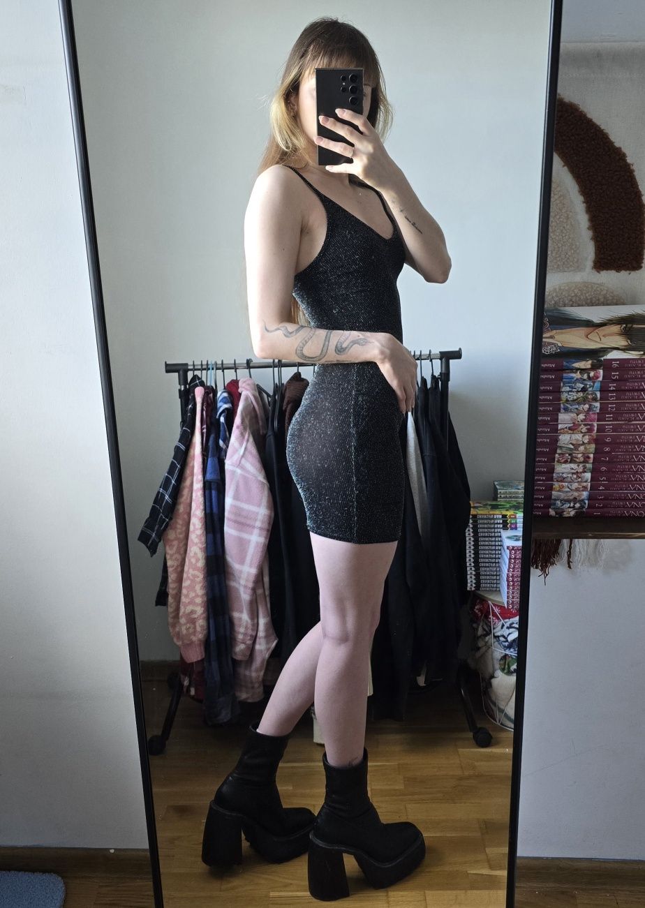 Czarna błyszcząca mini sukienka dopasowana PrettyLittleThing XS/S