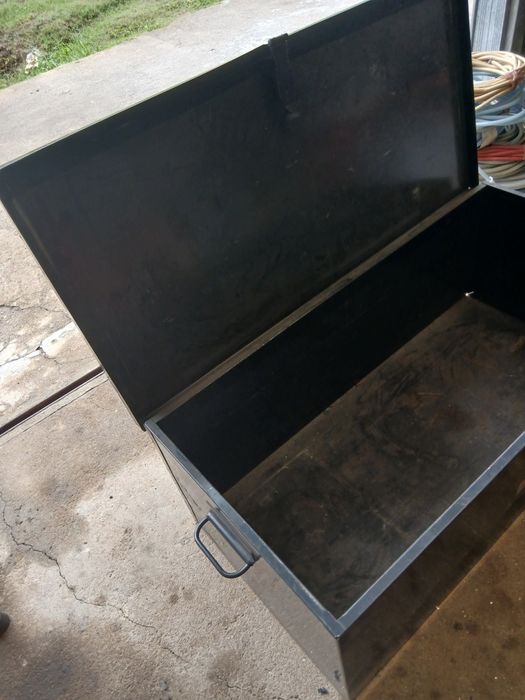 Caixa metálica cinzenta escura