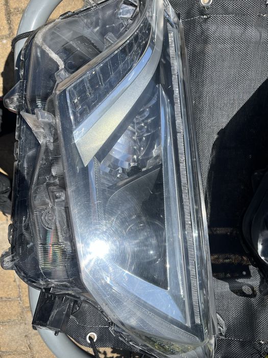 Lampy reflektory przednie lewa prawa komplet Toyota Rav4 hybrid IV lif