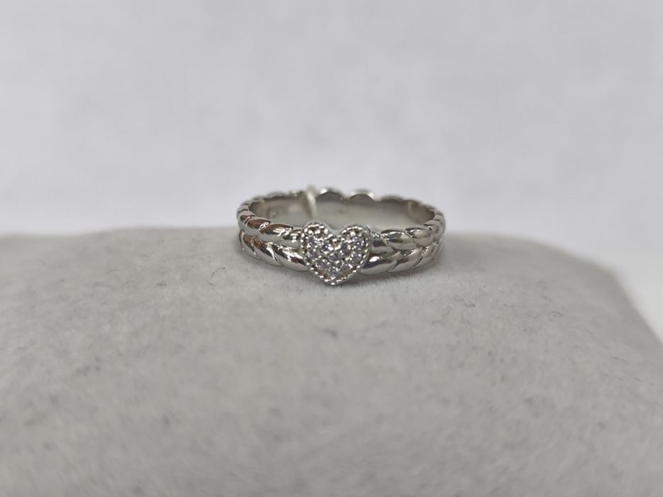 Кольцо золотое белое 17 Сердечко