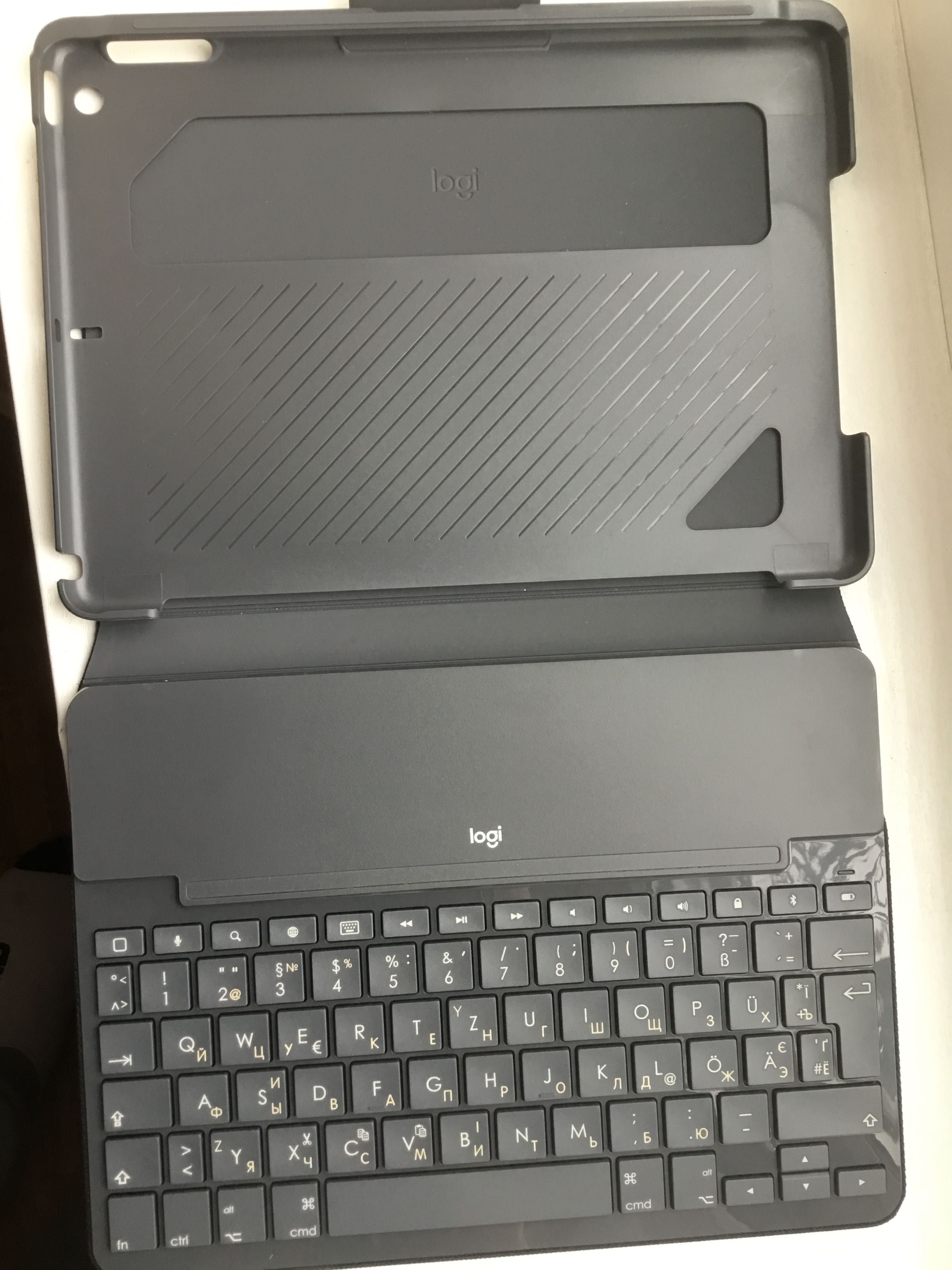 Чохол-клавіатура Logitech Slim Folio для iPad