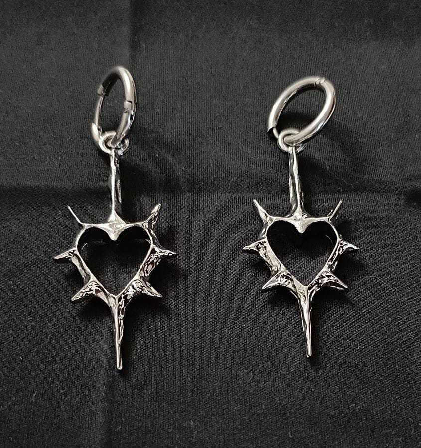 Brincos Gothic Hearts  Elegância Sombria e Estilo Único!