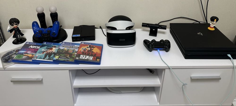 Продам Sony PlayStation 4 Pro 1TB + VR(ревізіря 1)
