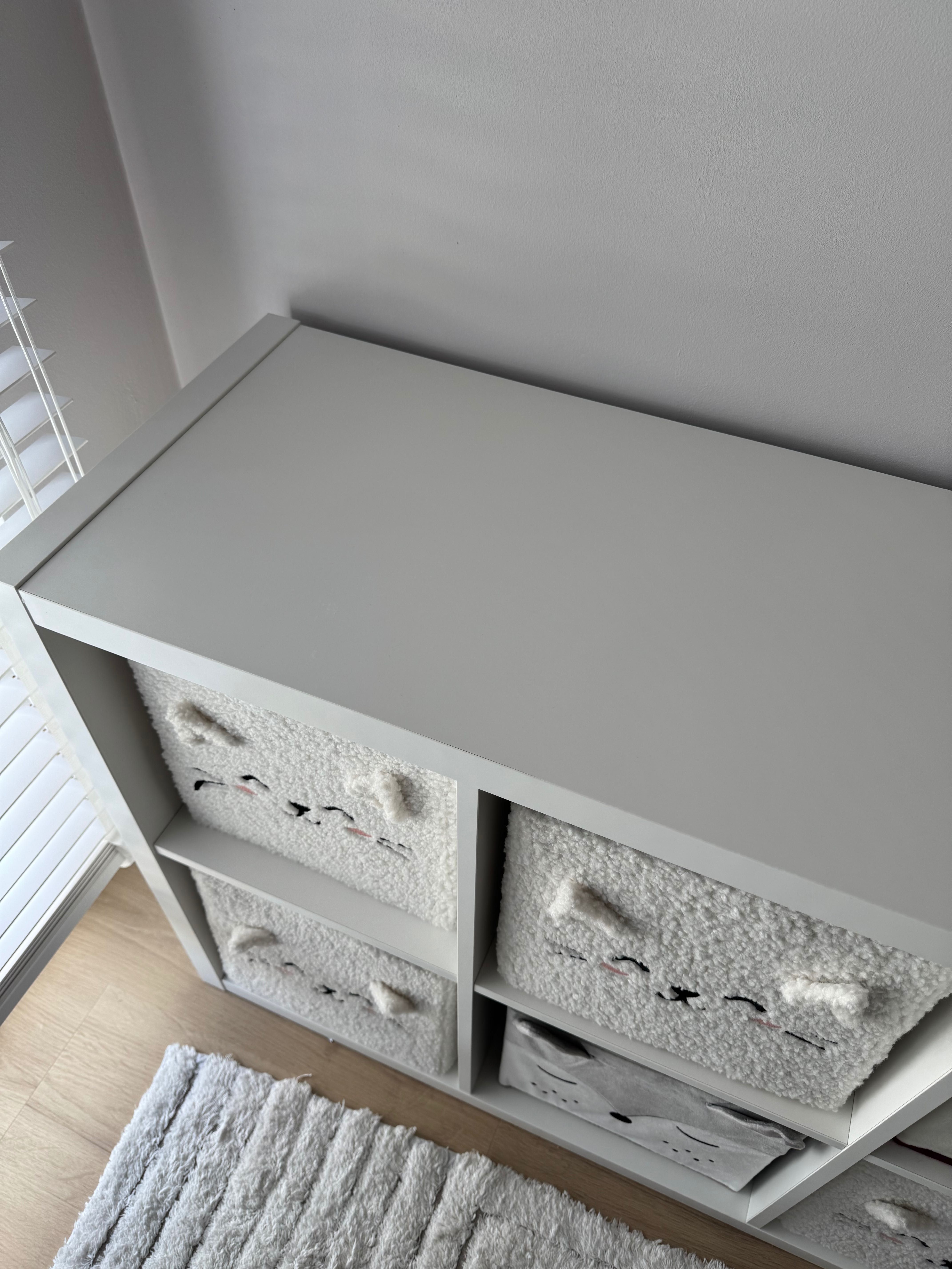 Regał kallax ikea z pojemnikami