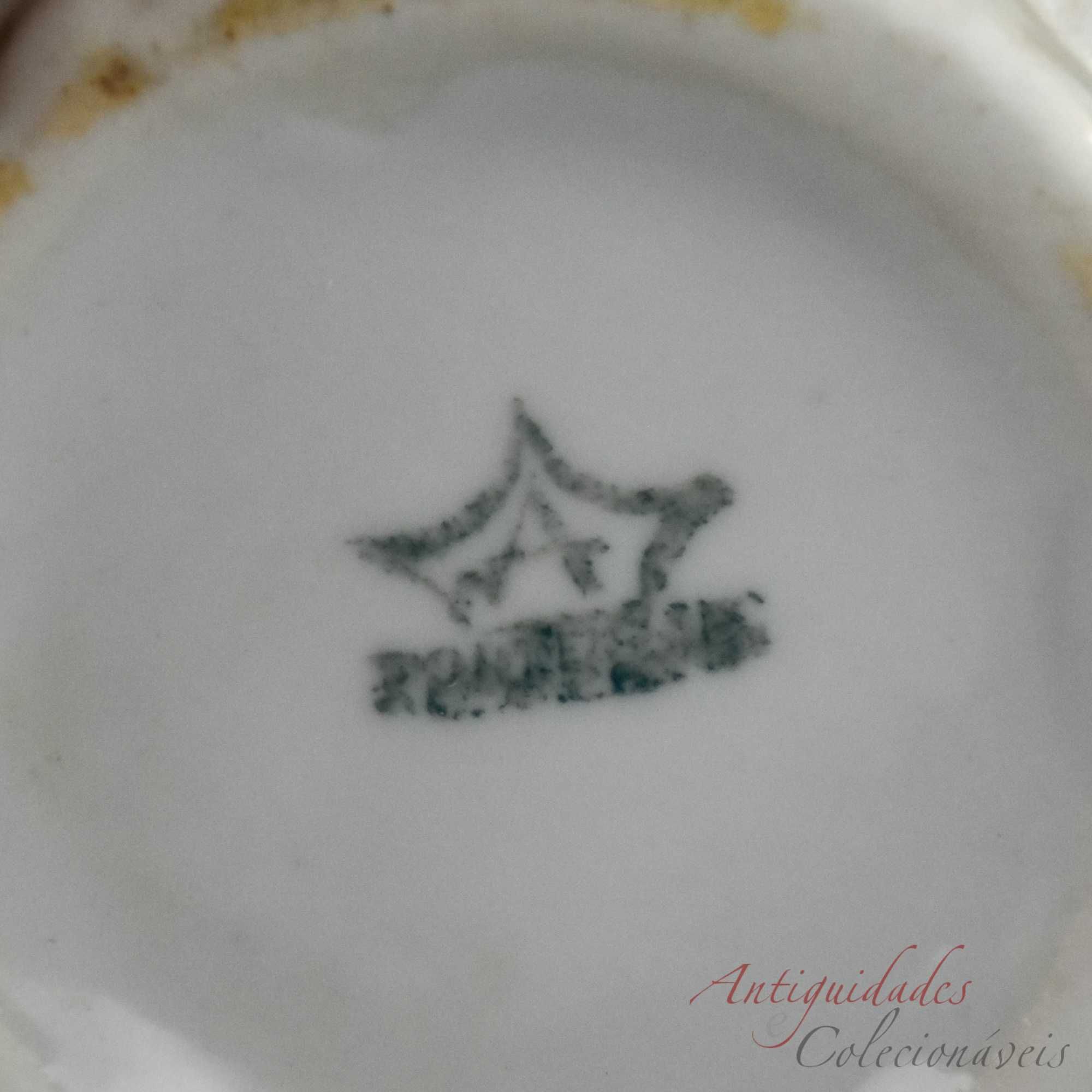 Caneca em Porcelana Artibus em relevo